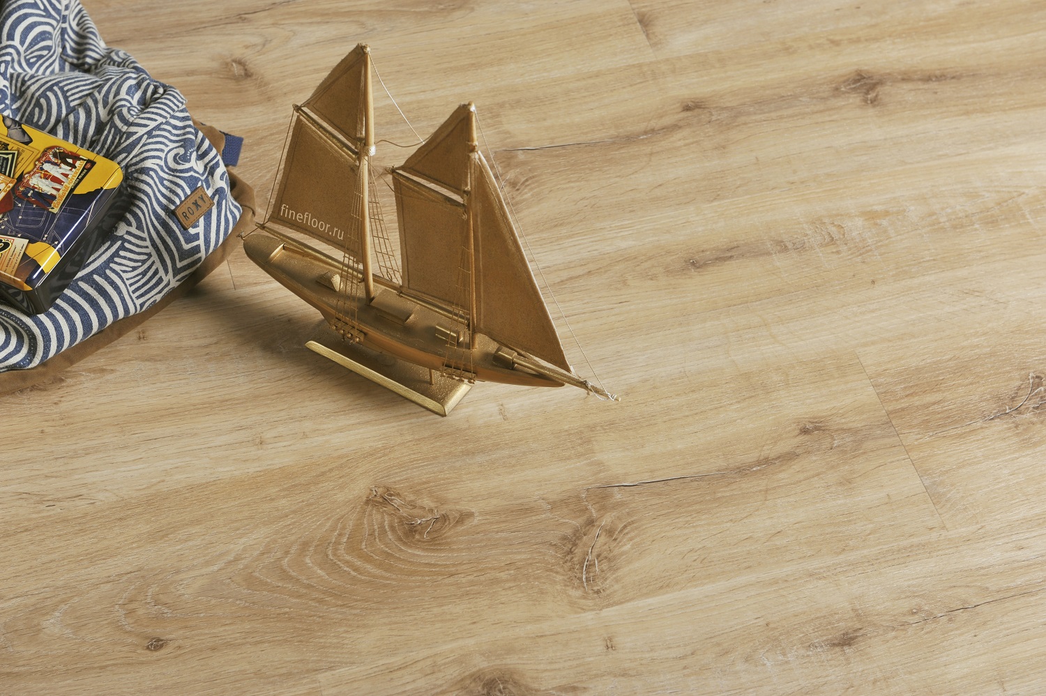 Кварцвиниловая плитка FineFloor замковая Light Дуб Меранти FF-1321 1314×190×3,6 фото в интерьере